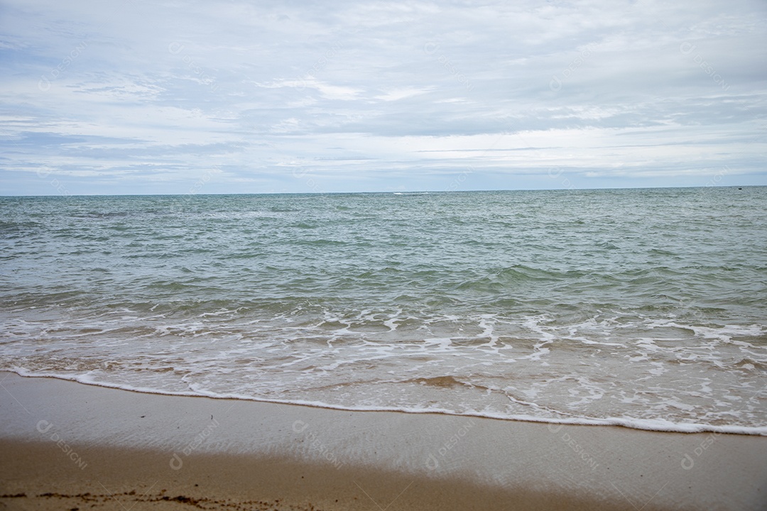 Praia um mar aberto contra céu