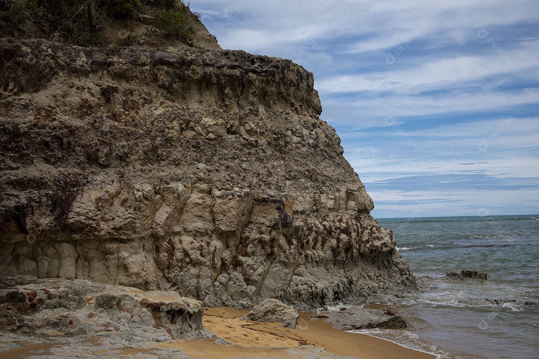 Linda vista de um mar com montanha rochosa