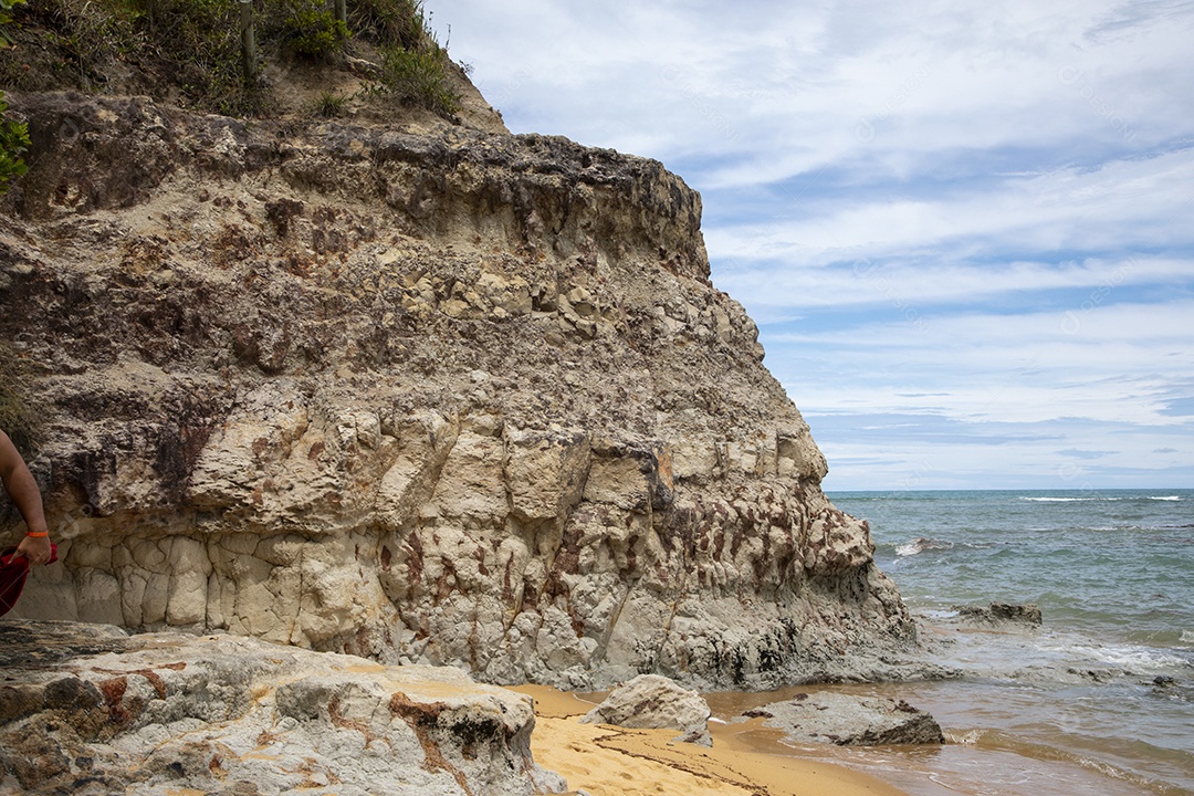 Paisagem linda de uma montanha rochosa ao funso um mar