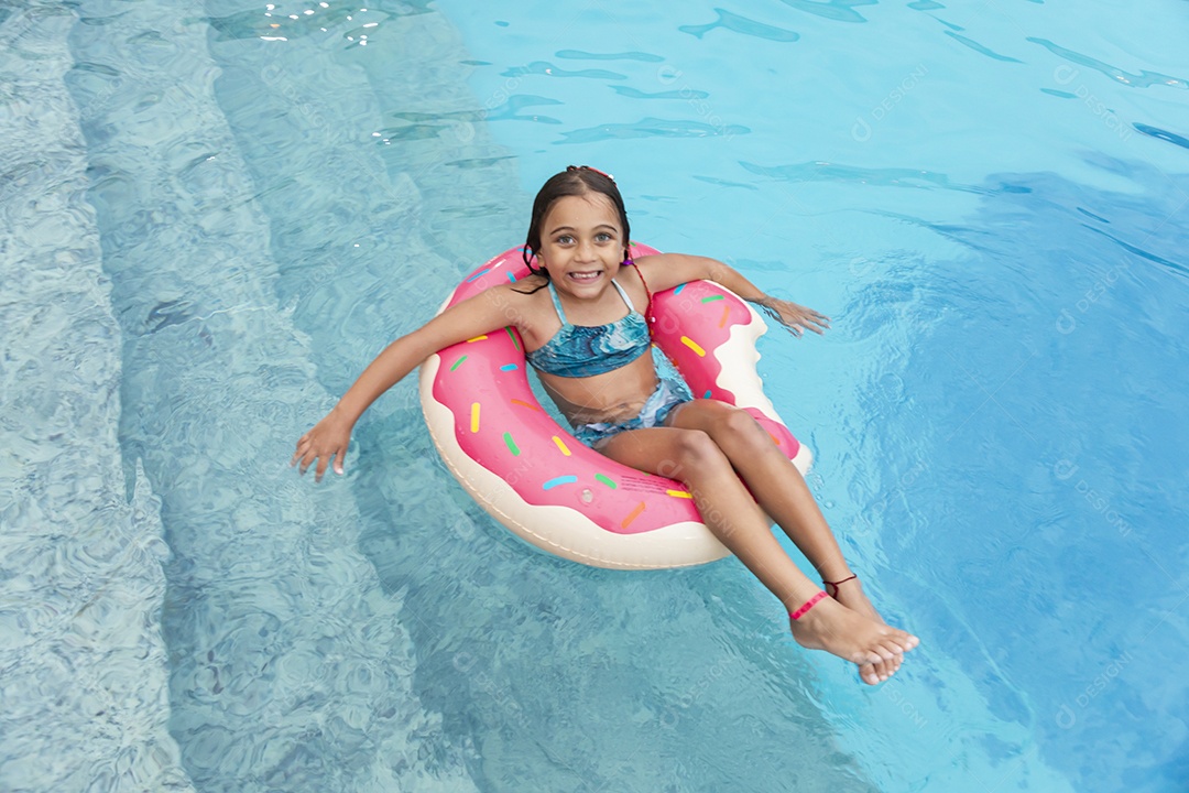 Uma adorável menina feliz em uma piscina