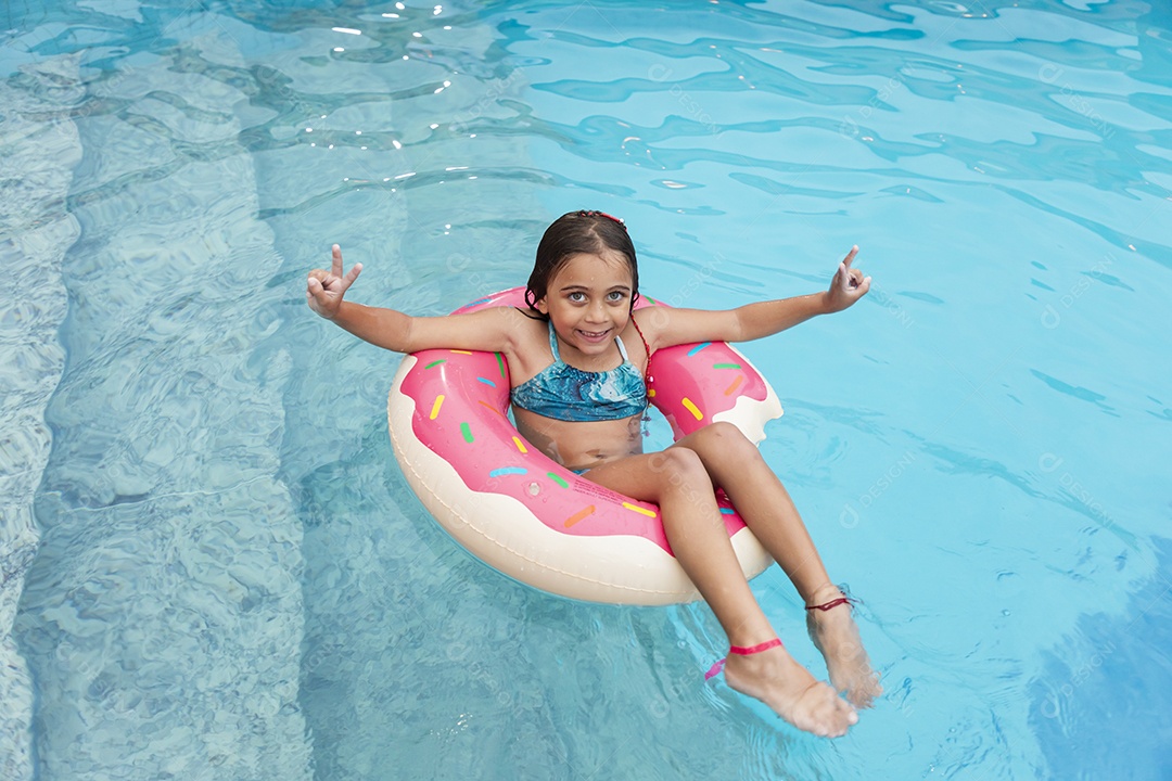 Garotinha fofa banhando na piscina
