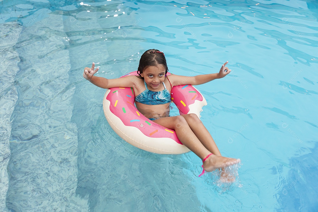 Menina se divertindo em piscina