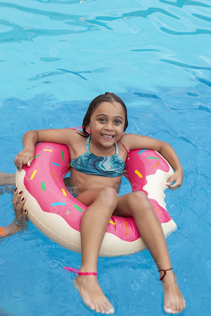 Menina feliz se divertindo em uma piscina