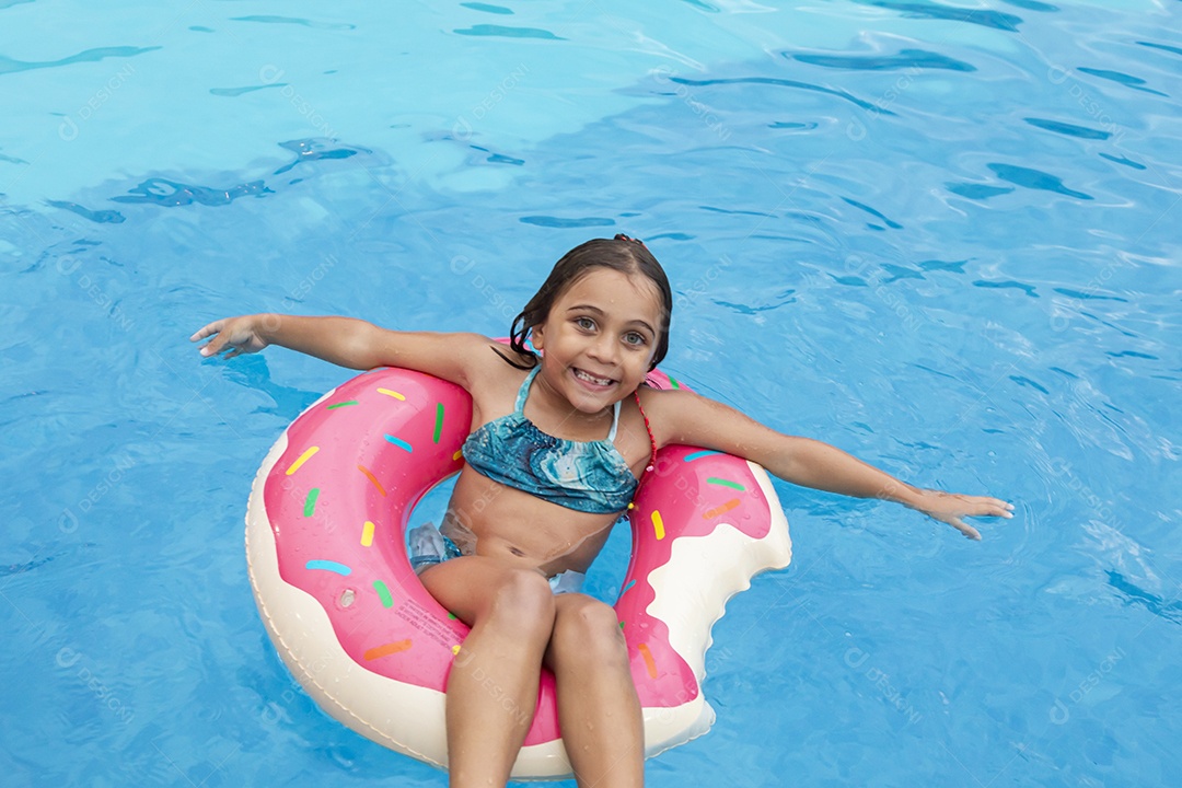 Menina linda com boia banhando na piscina