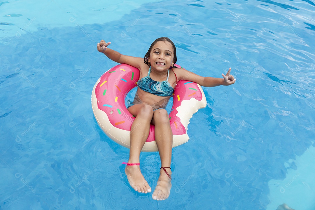 Menina feliz banhando na piscina