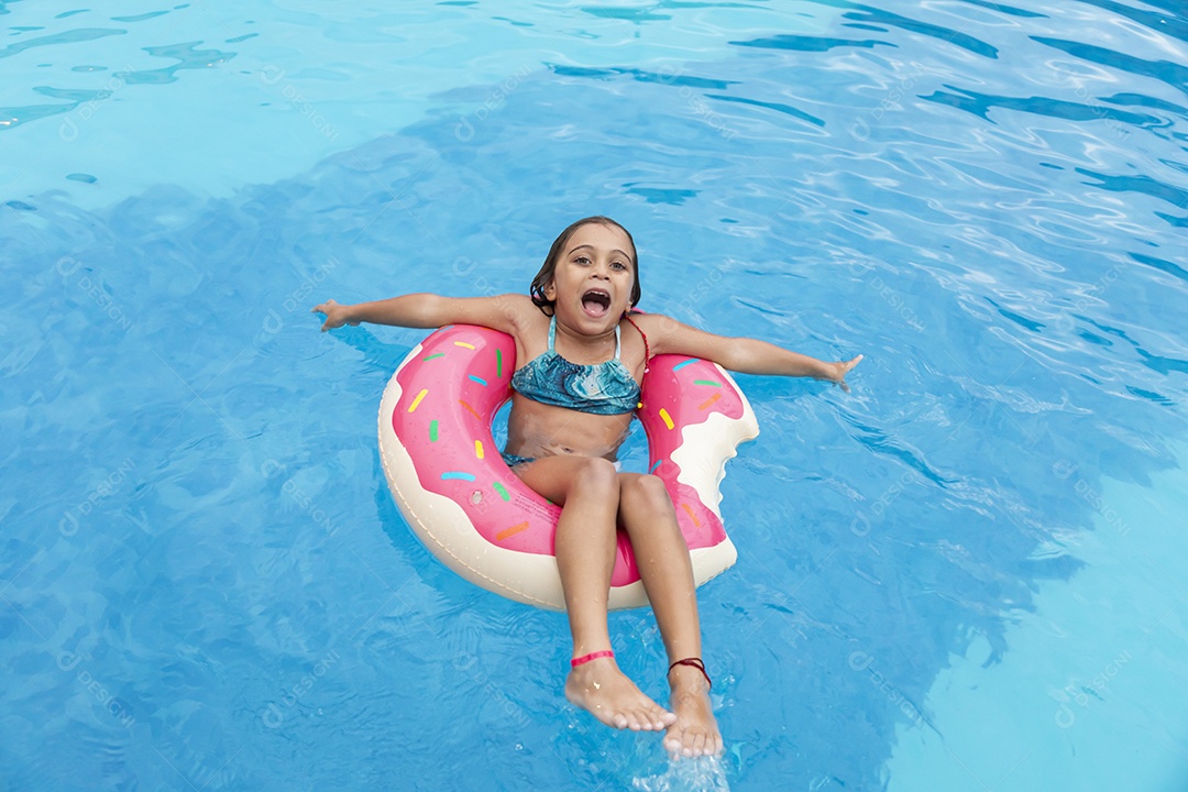 Menina fofa banhando em piscina