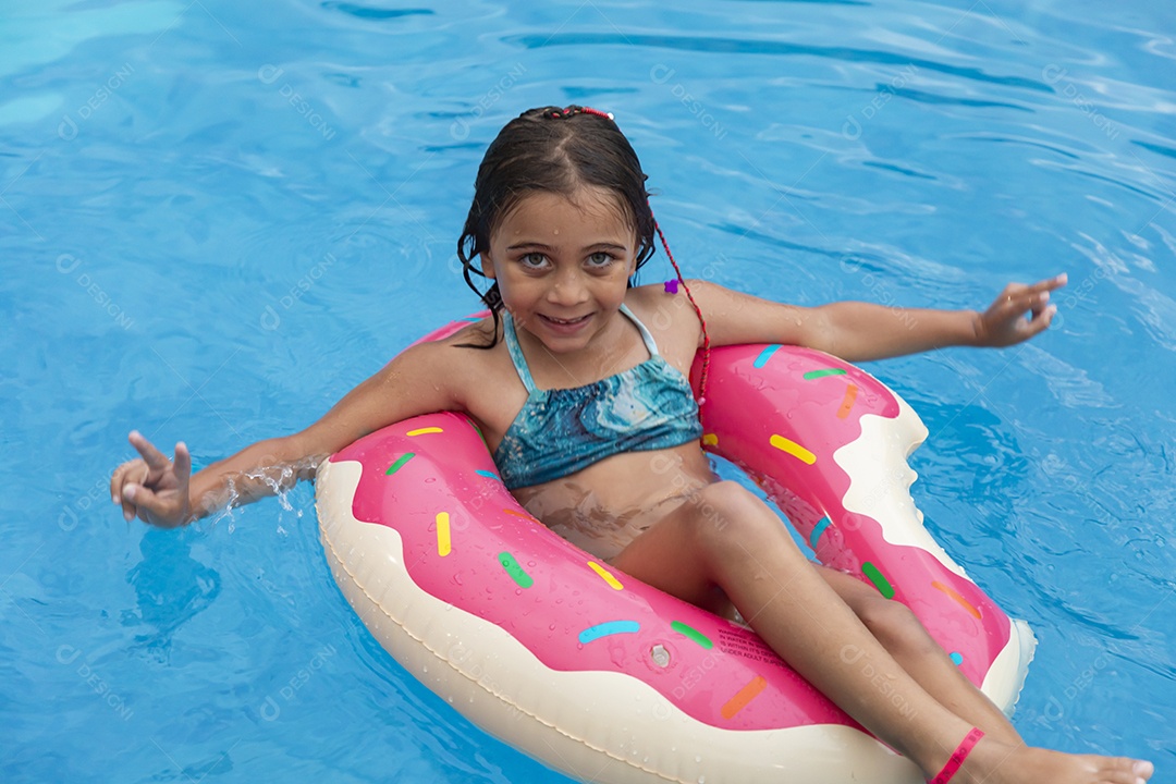 Garota feliz banhando em piscina