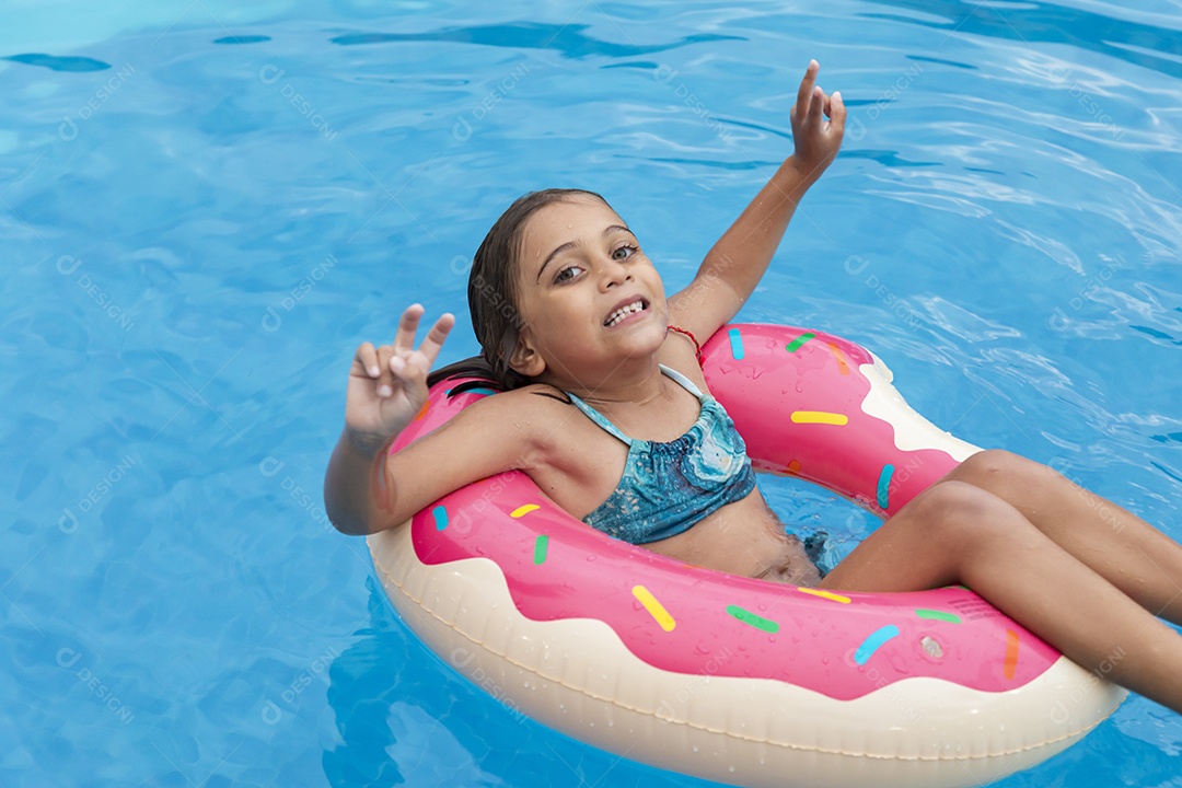 Garotinha tranquila banhando e se divertindo na piscina