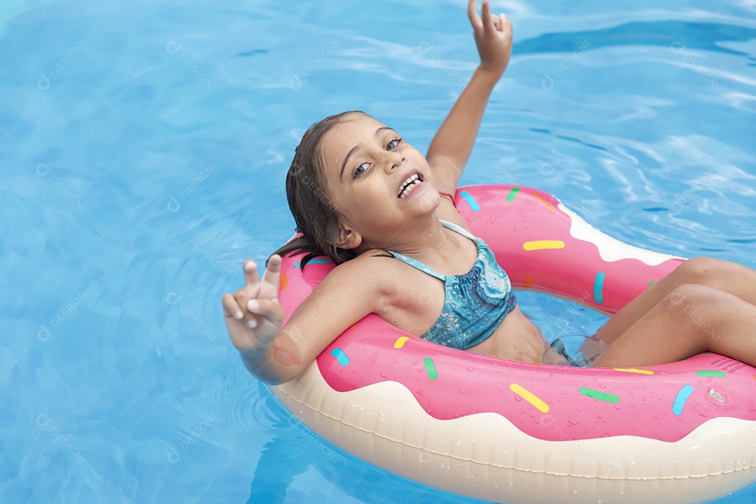 Menina fofa banhando na piscina