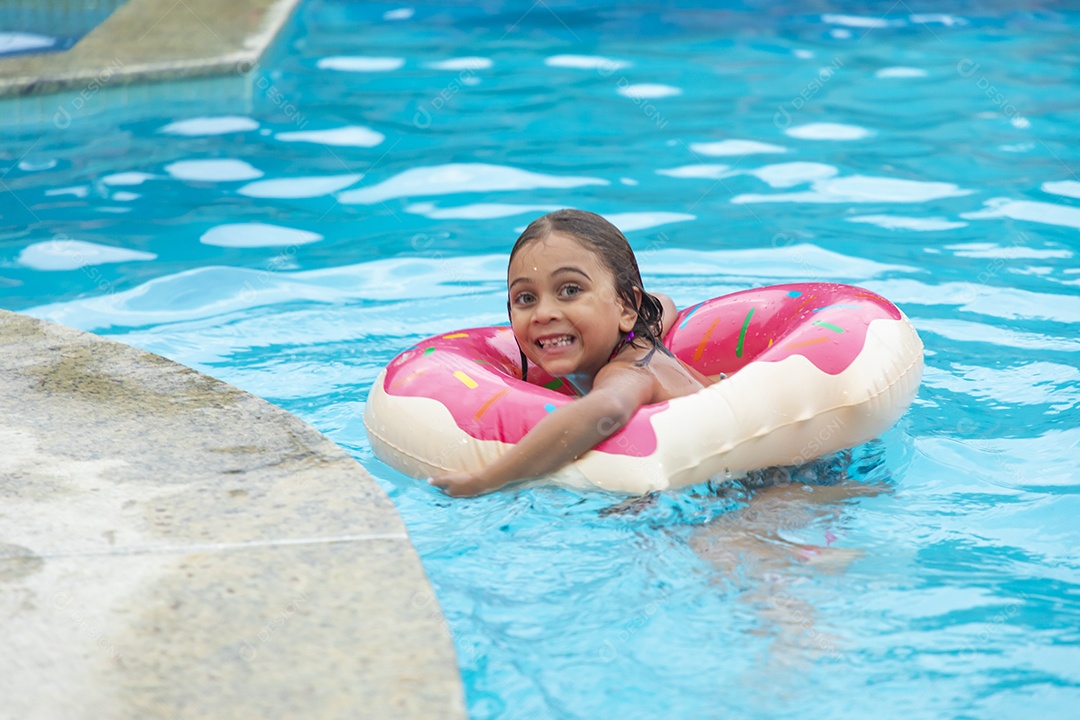 Menina feliz banhando em piscina