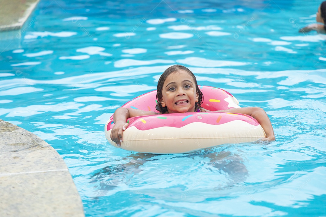 Uma adorável garotinha banhando na piscina