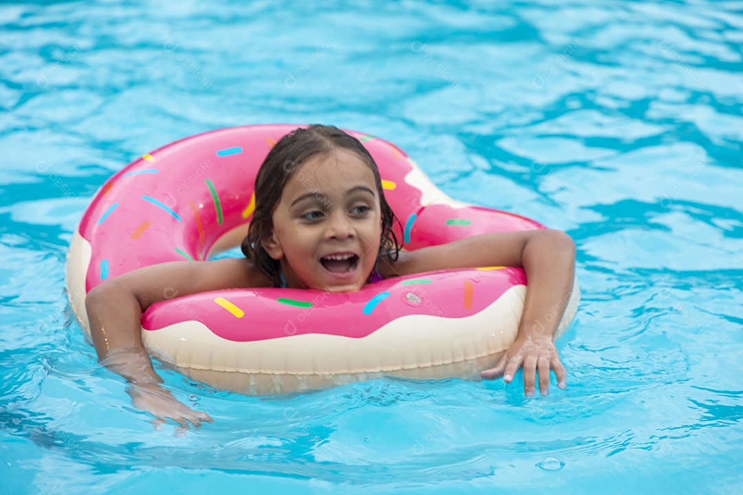 Uma linda garota banhando na piscina