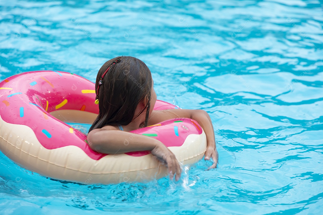 Garotinha se divertindo em piscina