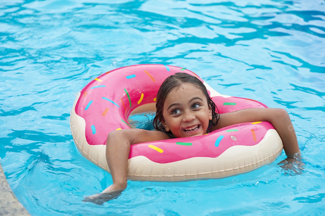 Menina feliz banhando em piscina