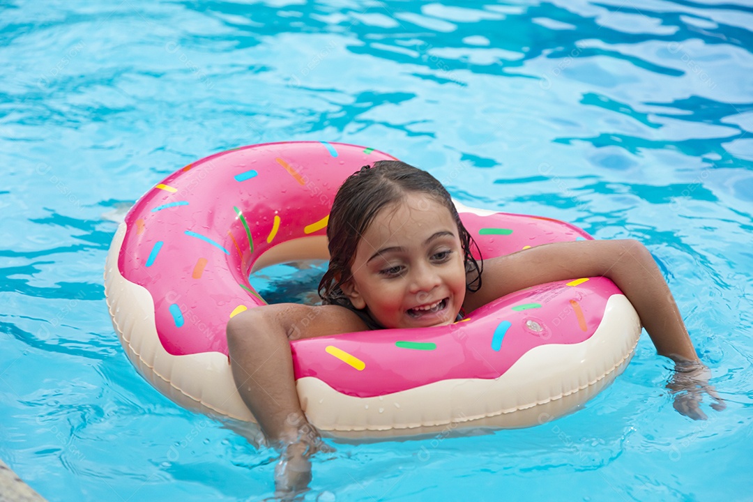 Menina feliz se divertindo em uma piscina