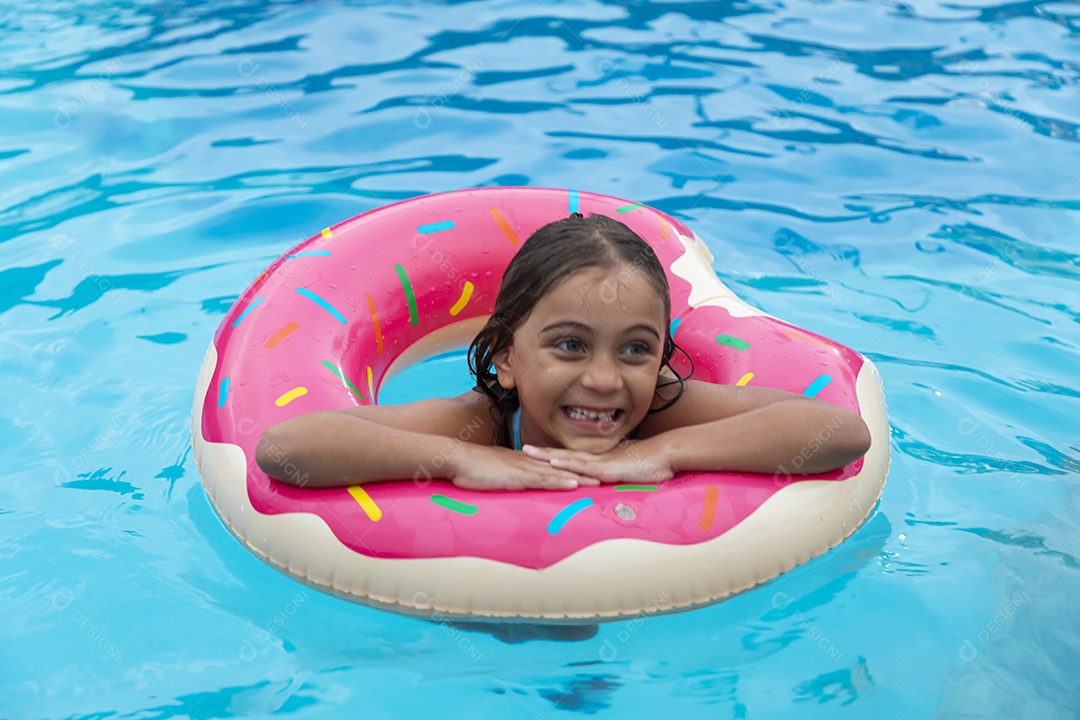 Uma garotinha feliz na piscina