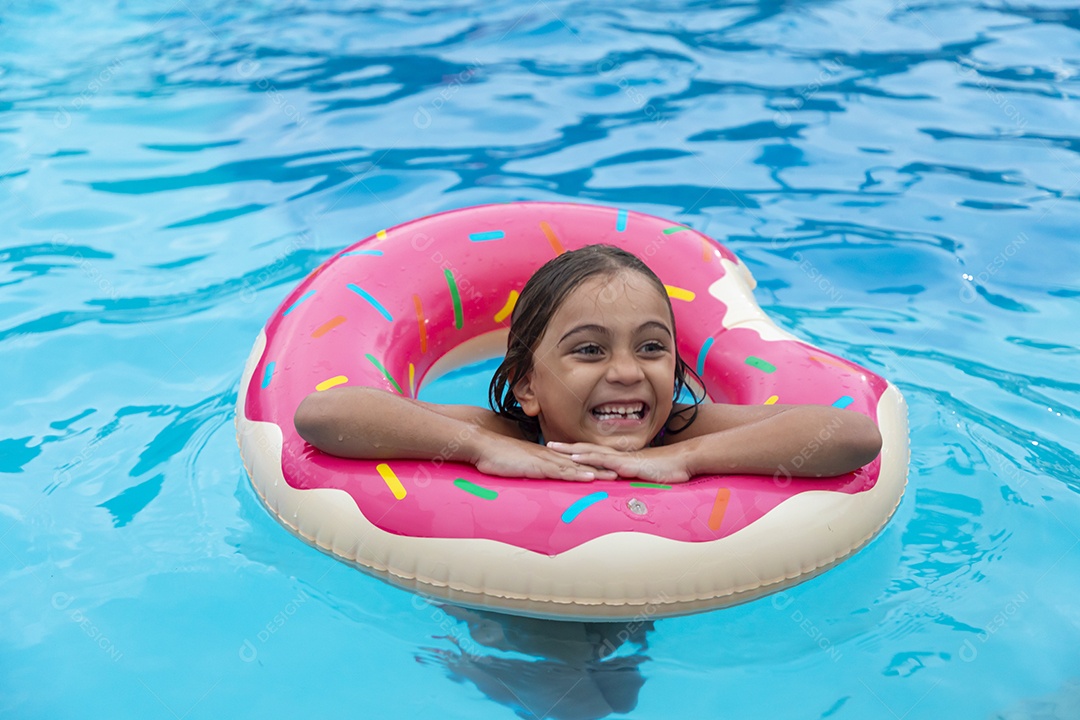 Uma linda menina brincando com boia na piscina