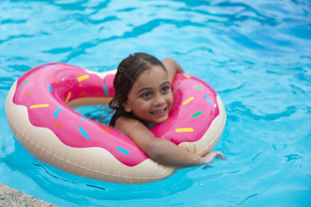 Linda menina  banhando na piscina