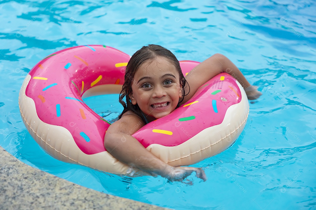 Uma adorável criança banhando em uma piscina