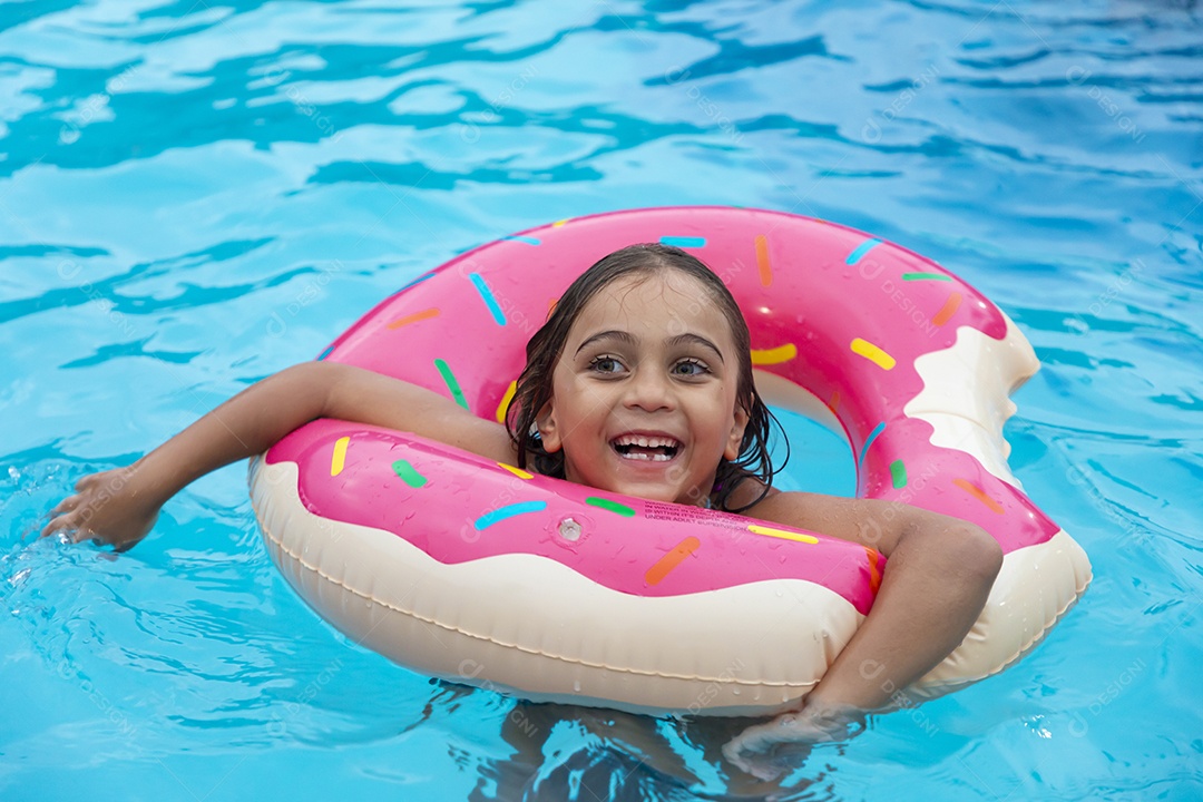Uma linda garotinha feliz banhando na piscina