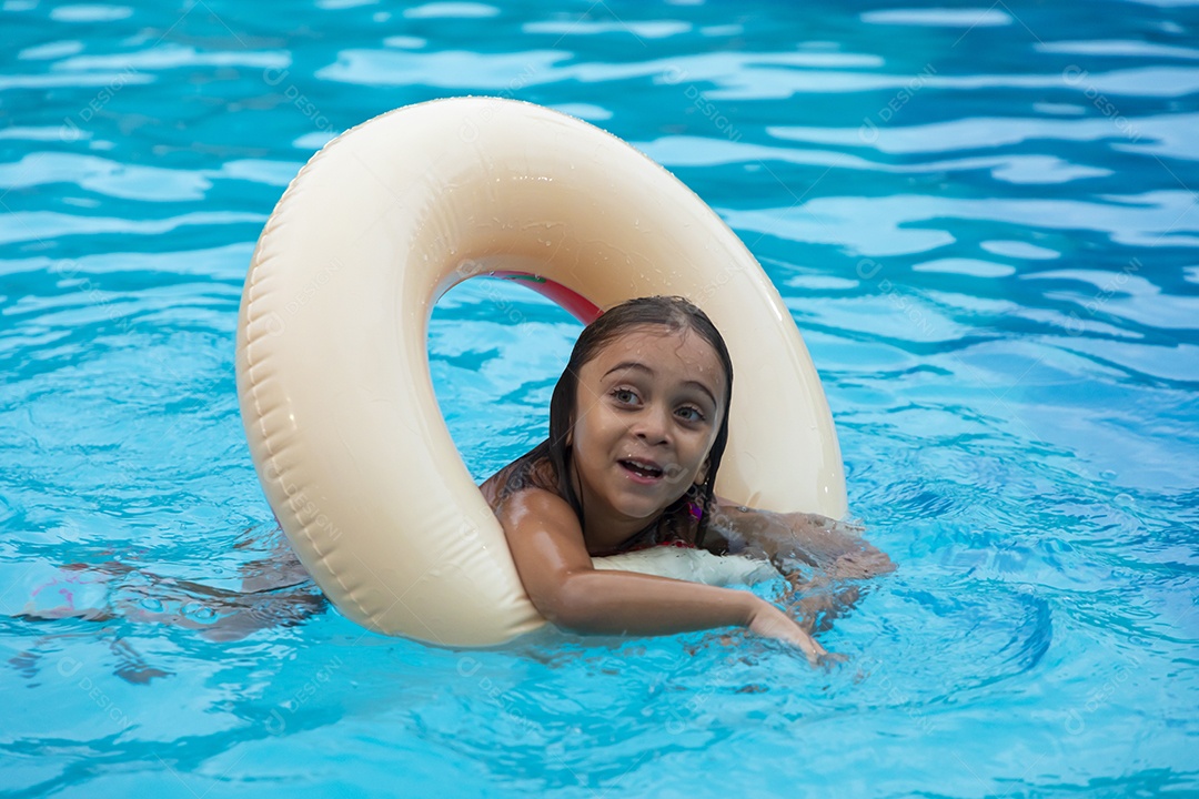 Linda garotinha banhando com boia na piscina