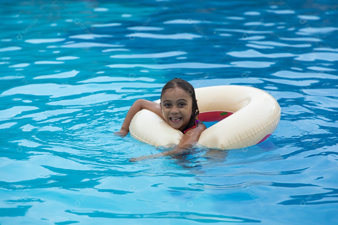 Uma linda menina banhando na piscina muita diversão