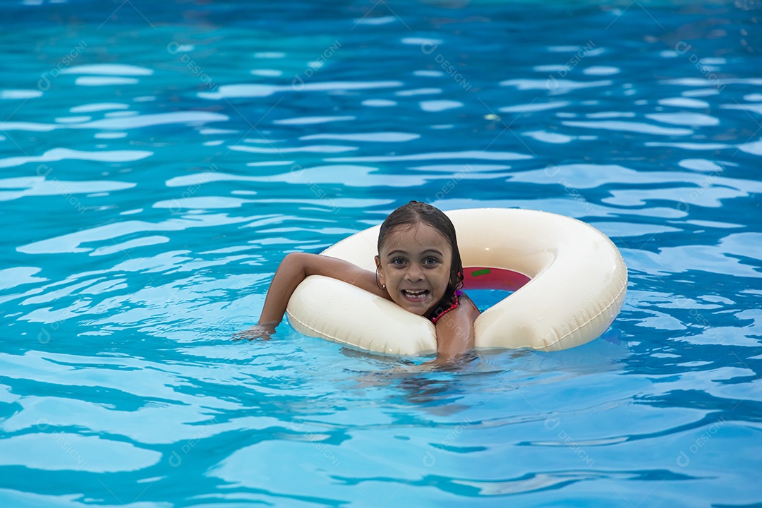 Uma menina fofa banhando na piscina