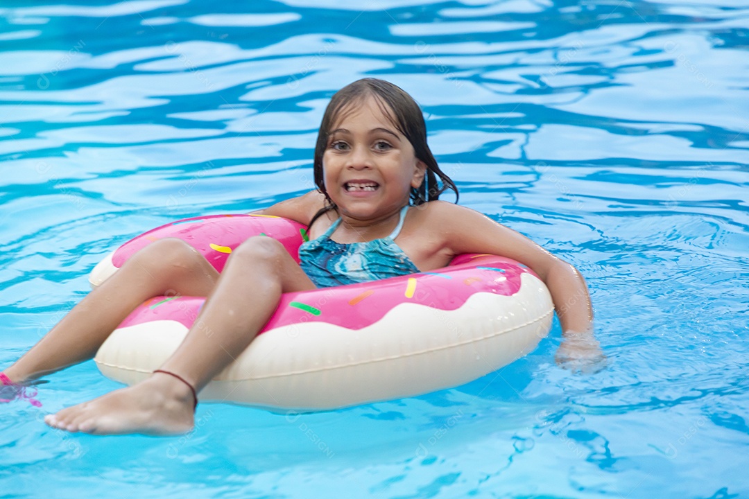 Uma menina fofa banhando na piscina