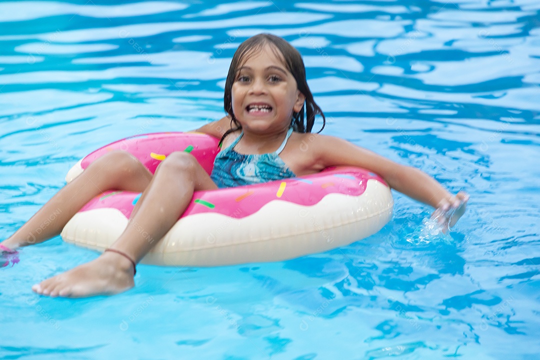 Uma linda garotinha aproveitando dia de piscina
