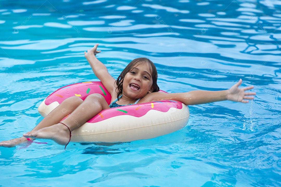 Menina bem feliz na piscina