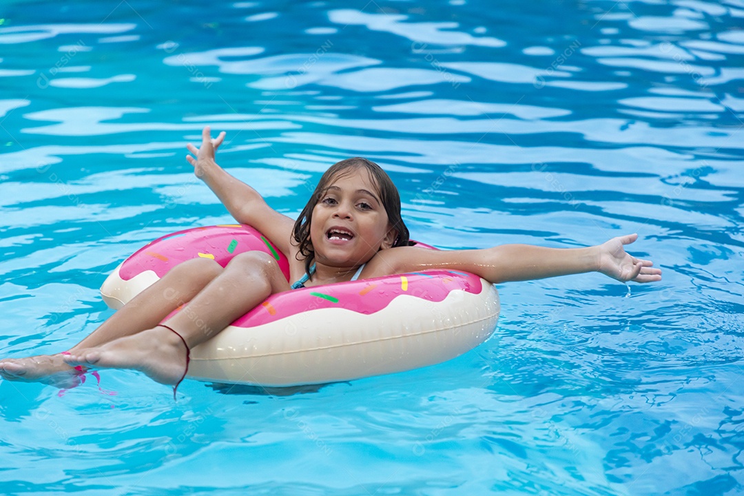 Uma linda garotinha banhando na piscina