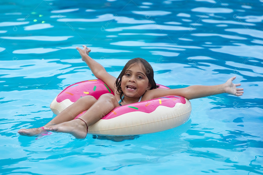 Uma adorável garotinha se divertindo na piscina