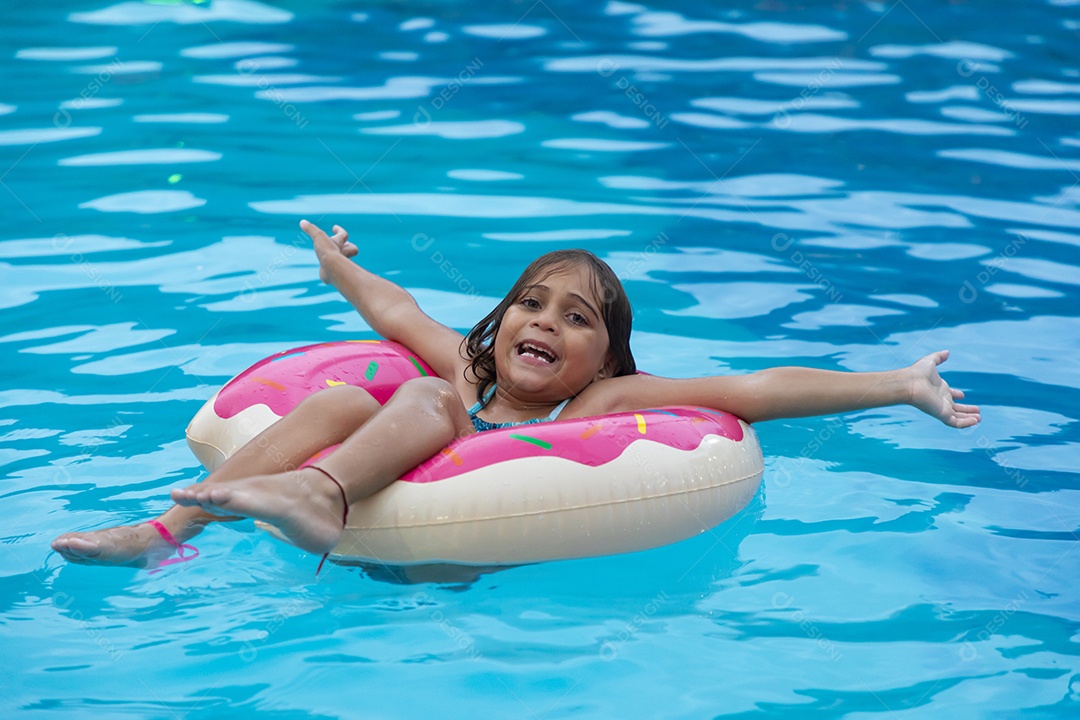 Uma menina linda banhando na piscina muita diversão