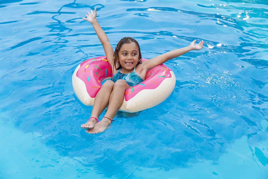 Menina feliz se divertindo na piscina