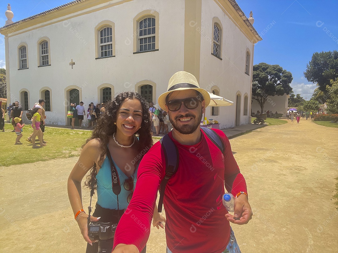 Casal feliz em turismo