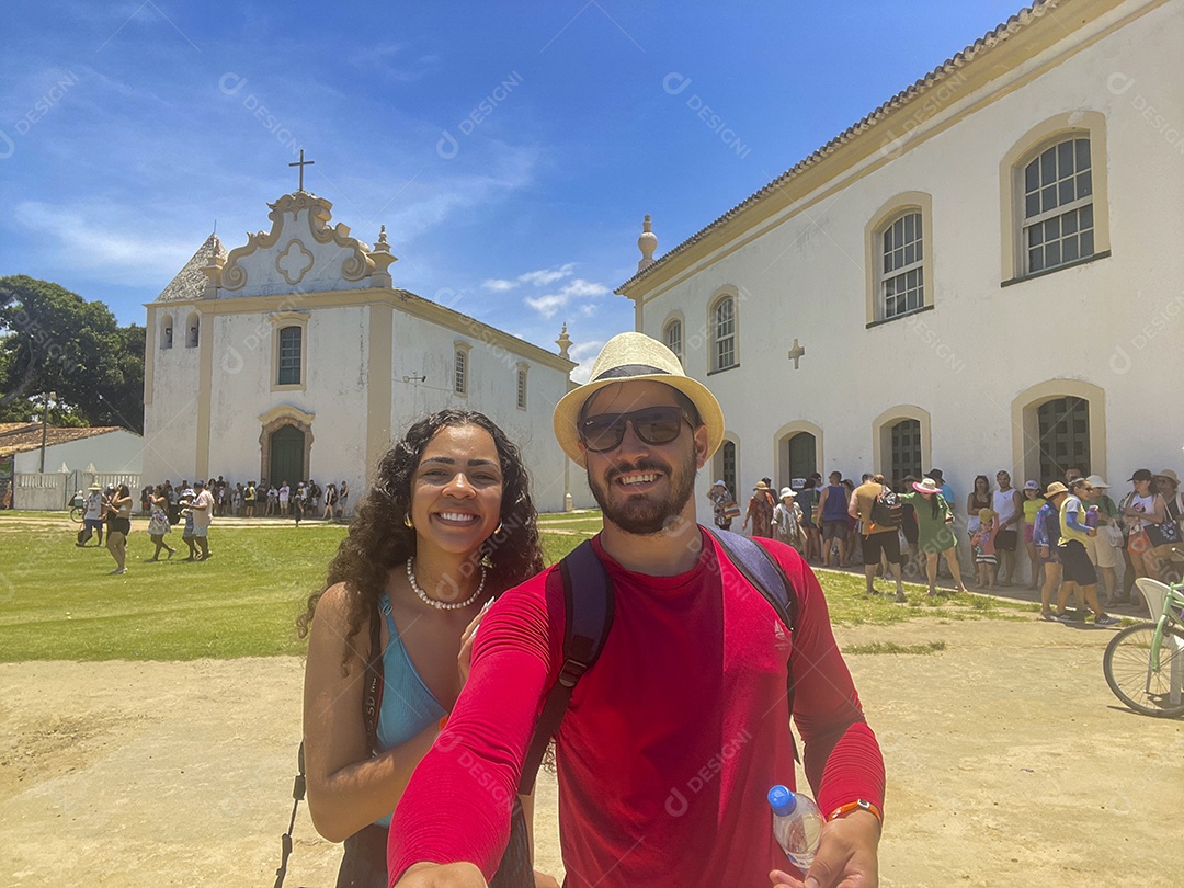 Casal lindo em passeio turístico
