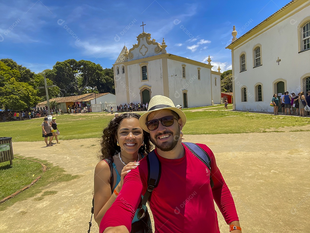 Casal feliz e apaixonados se divertindo em passeio a igrejas históricas