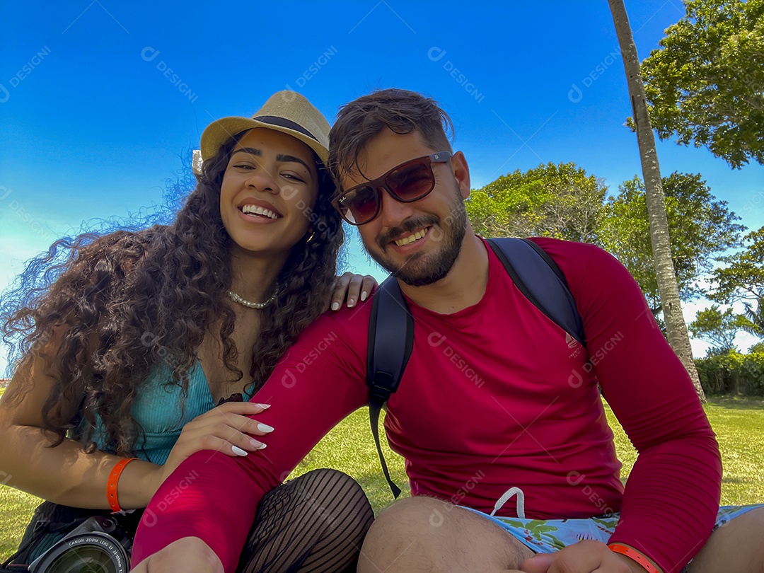 Um lindo casal aproveitando férias juntos