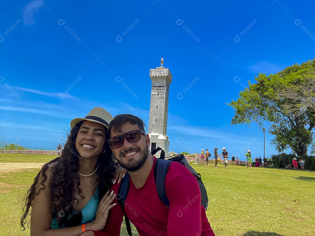 Um lindo casal feliz aproveitando passeio