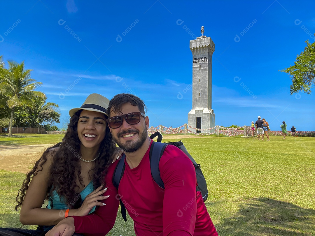 Casal feliz aproveitando passeio