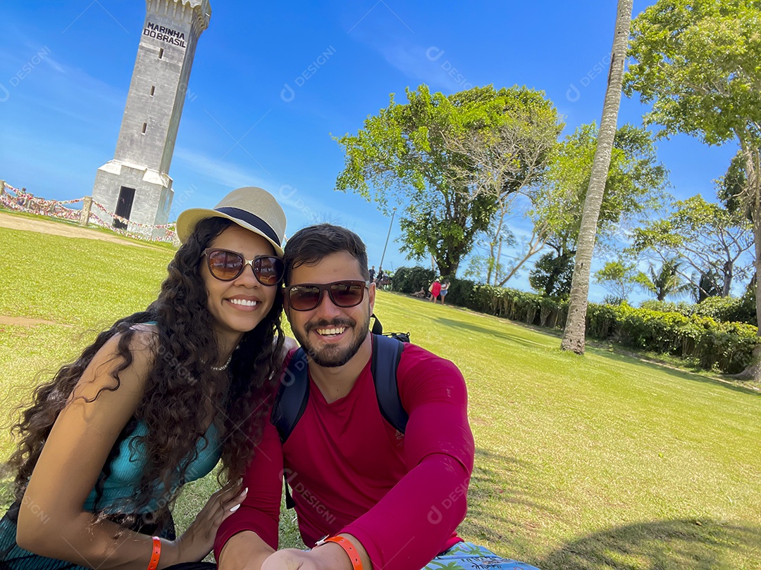 Um lindo casal sentados curtindo férias