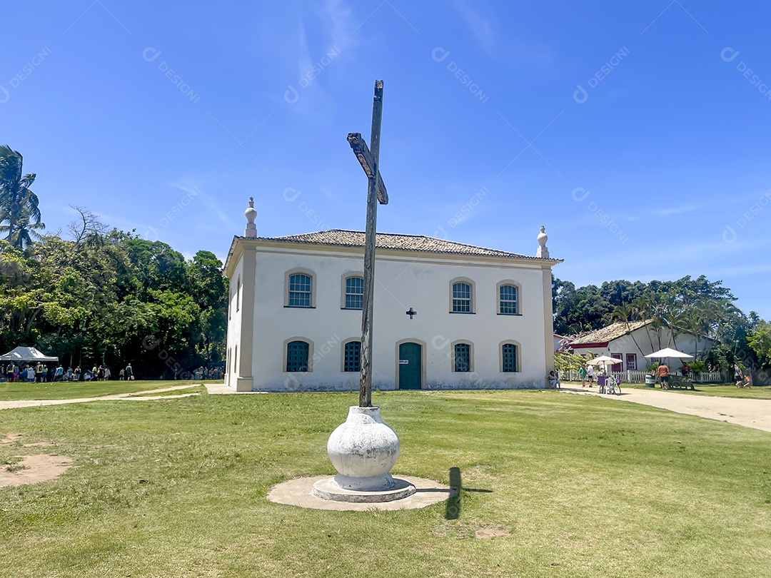 Cruz com igreja de fundo linda