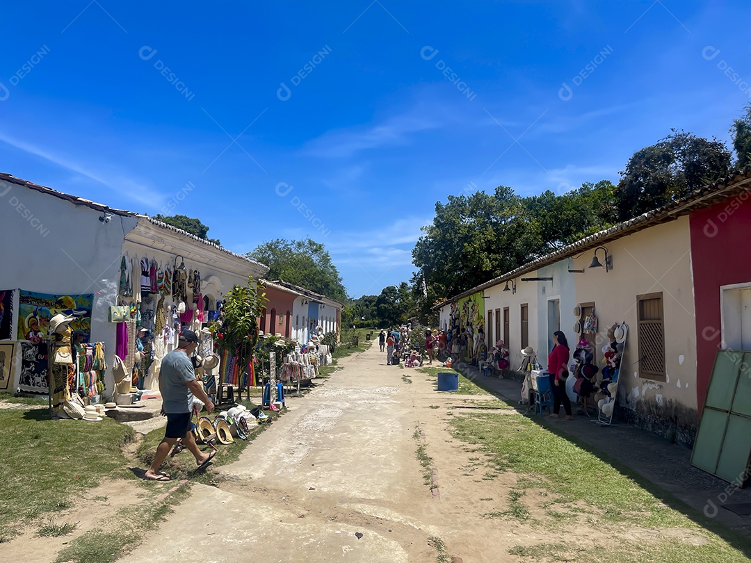 Ruas de uma cidade turística com lojas