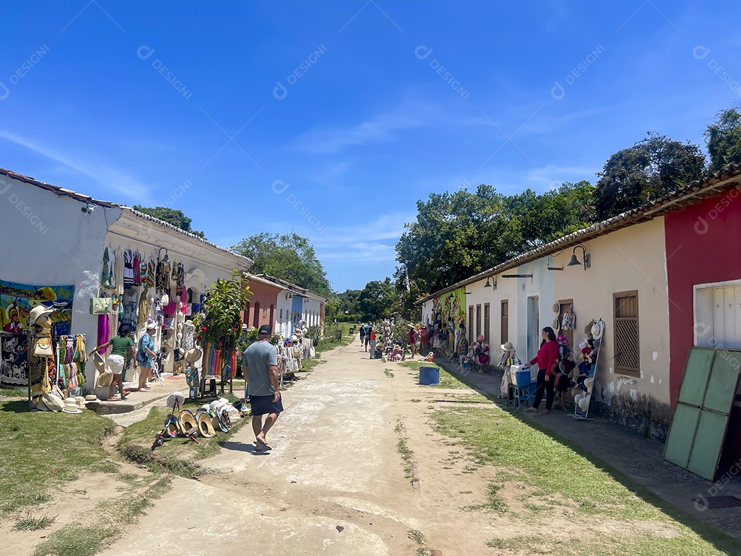 Rua com lojas e acessórios com pessoas turistando