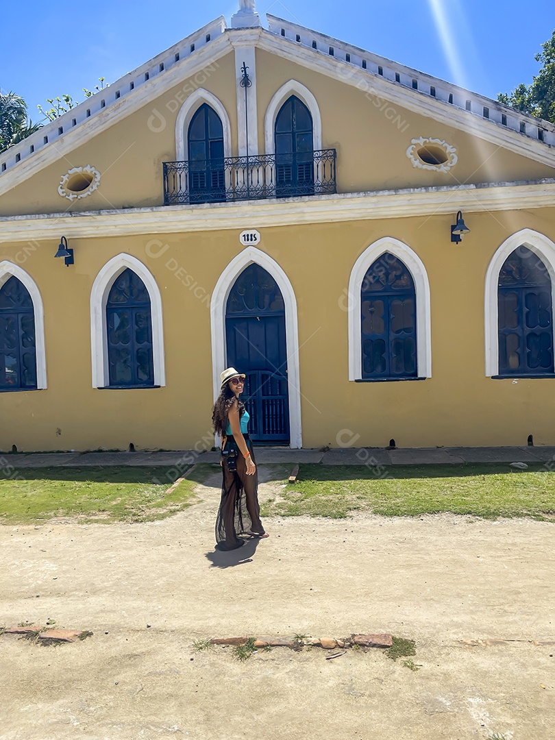 Mulher enfrente ao museu histórico