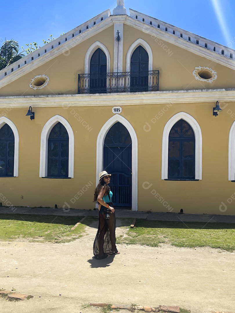 Uma mulher em passeio turístico no museu