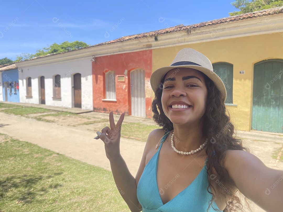 Jovem mulher linda feliz em passeio