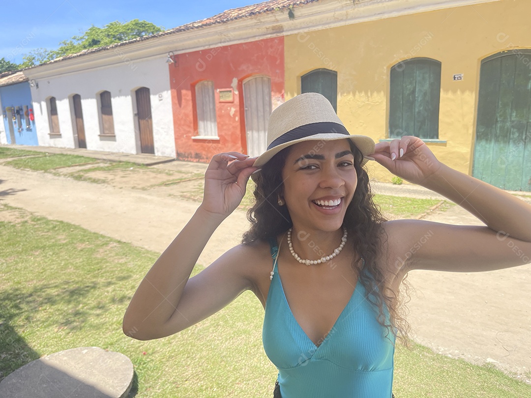 Jovem feliz em turismo