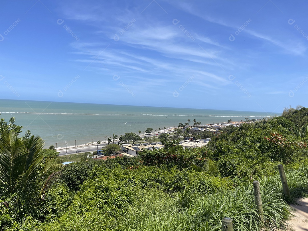 Praia com matas e pousada