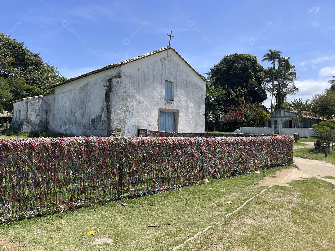 Igreja antiga com frente cheio de fitinhas de lembranças